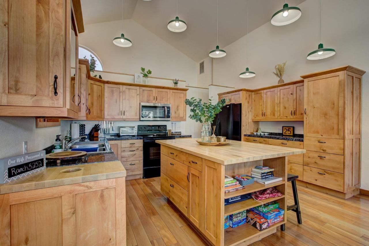 Twin Pines Cabin In Wilderness Ranch On Hwy 21, Amazing Views, 20 Ft Ceilings, Fully Fenced Yard, Pet Friendly, , Go Paddle Boarding At Lucky Peak, Or Snowshoeing In Idaho City And Take In The Hot Springs, Sleeps 10! Бойсі Екстер'єр фото